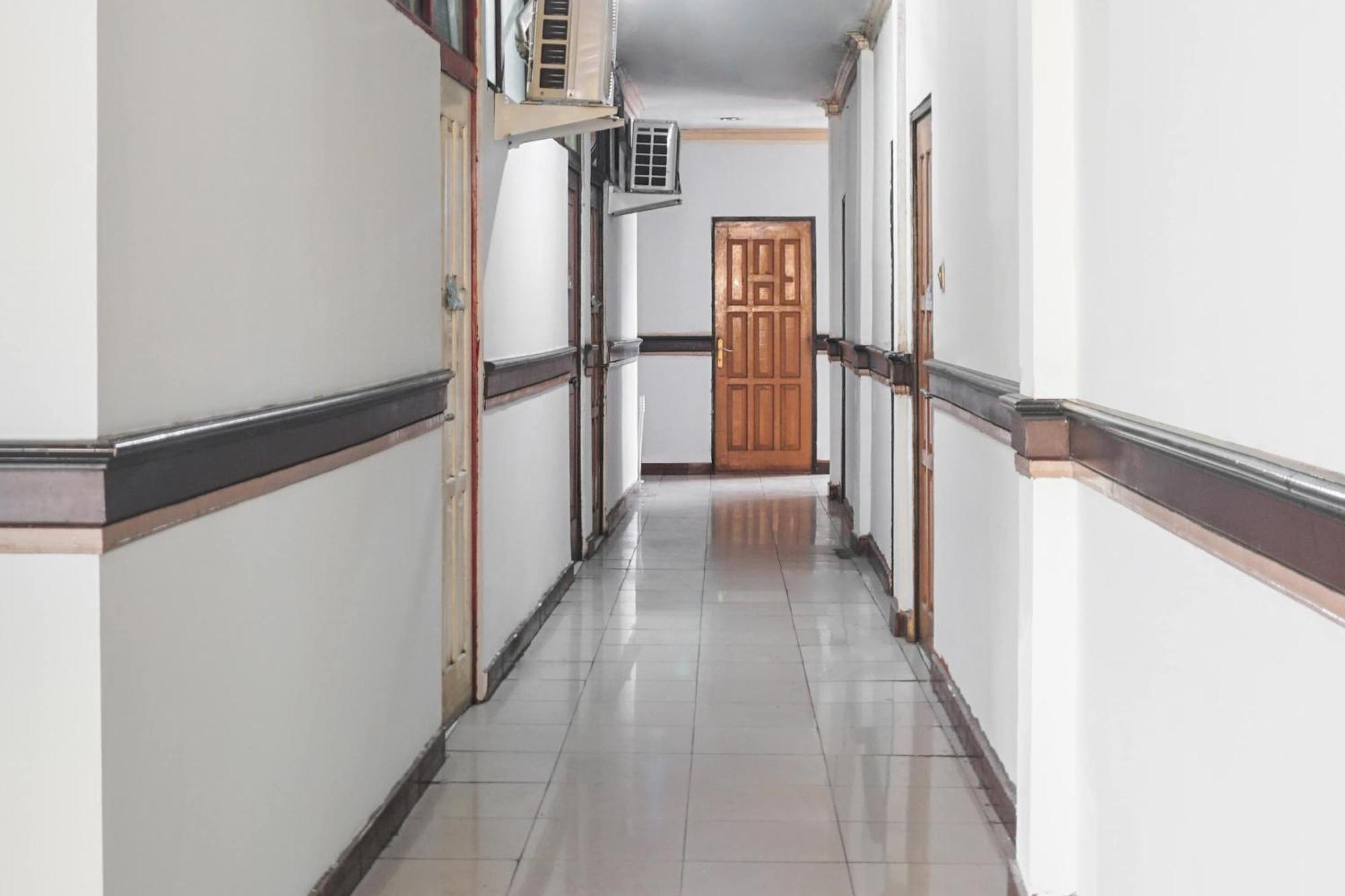 Spot On 92890 Losmen Bahalap Syariah Marabahannearsiring Marabahan Ulek Barito Hotel Banjarmasin (South Kalimantan)